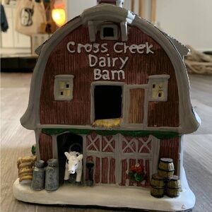 Cross Creek Dairy Christmas light up barn